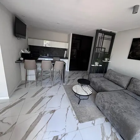 Golden Lemon Apartment *